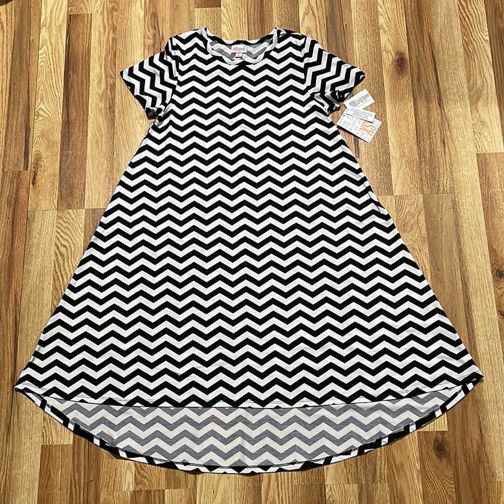 NWT LuLaRoe Black / White Chevron Carly Dress, XS but fits more like XXS